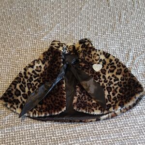 Title: Tosy L Girls Leopard Faux Fur Cape Wrap with Heart Pin - Size 14
Category